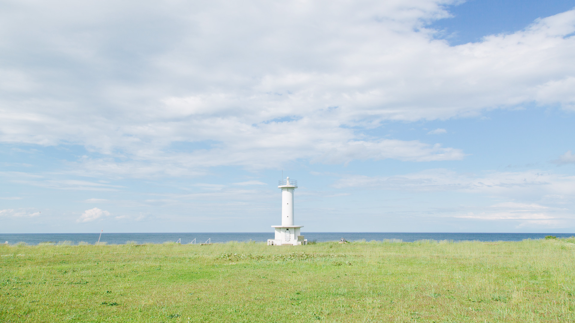 小舟渡海岸・廿一平の芝と灯台